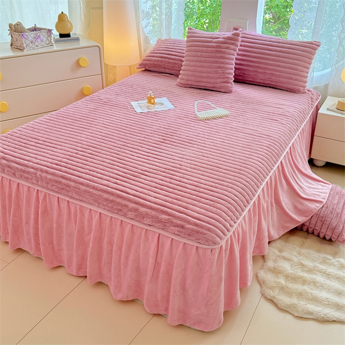 91家纺网 家纺一手货源 找家纺 圣比熊 2025新款兔毛绒床裙法兰绒床垫保护罩牛奶绒床垫法莱绒床单罩-抽条 兔毛绒抽条-云梦粉