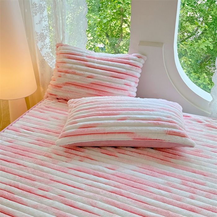 91家纺网 家纺一手货源 找家纺 圣比熊 2025新款兔毛绒床裙法兰绒床垫保护罩牛奶绒床垫法莱绒床单罩-抽条 兔毛绒抽条-梦幻樱粉