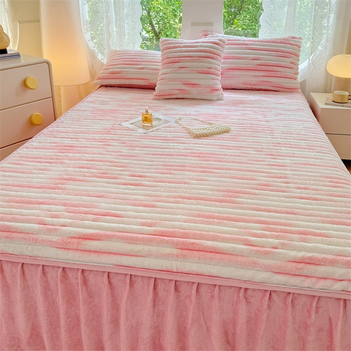 91家纺网 家纺一手货源 找家纺 圣比熊 2025新款兔毛绒床裙法兰绒床垫保护罩牛奶绒床垫法莱绒床单罩-抽条 兔毛绒抽条-梦幻樱粉