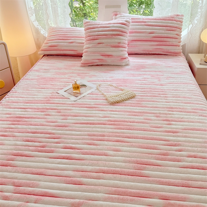 91家纺网 家纺一手货源 找家纺 圣比熊 2025新款兔毛绒床裙法兰绒床垫保护罩牛奶绒床垫法莱绒床单罩-抽条 兔毛绒抽条-梦幻樱粉