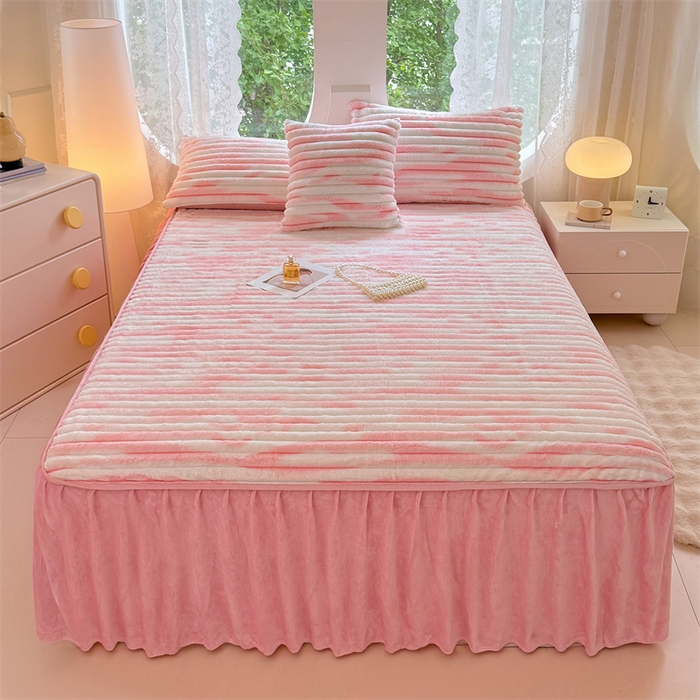 91家纺网 家纺一手货源 找家纺 圣比熊 2025新款兔毛绒床裙法兰绒床垫保护罩牛奶绒床垫法莱绒床单罩-抽条 兔毛绒抽条-梦幻樱粉