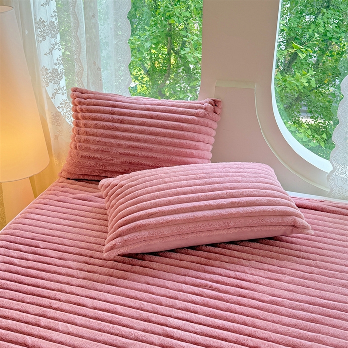 91家纺网 家纺一手货源 找家纺 圣比熊 2025新款兔毛绒床裙法兰绒床垫保护罩牛奶绒床垫法莱绒床单罩-抽条 兔毛绒抽条-云梦粉