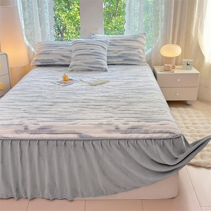 91家纺网 家纺一手货源 找家纺 圣比熊 2025新款兔毛绒床裙法兰绒床垫保护罩牛奶绒床垫法莱绒床单罩-抽条 兔毛绒抽条-梦幻浅灰