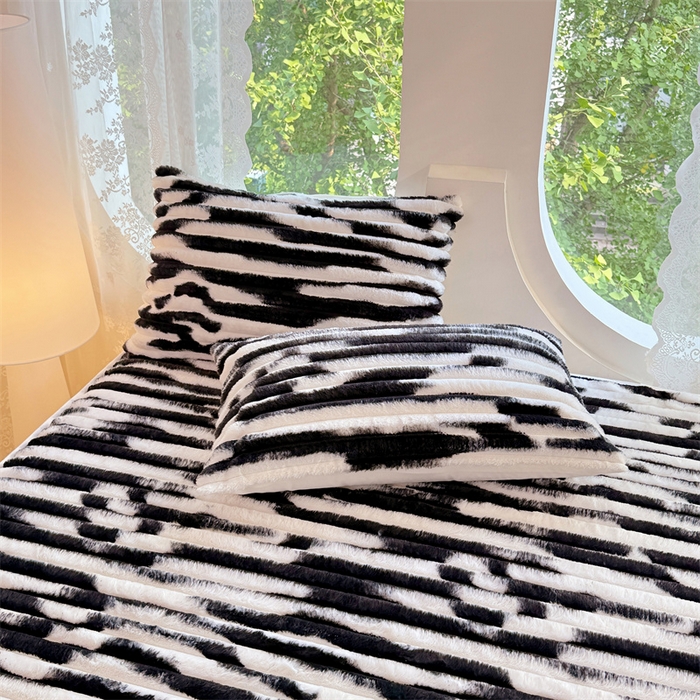 91家纺网 家纺一手货源 找家纺 圣比熊 2025新款兔毛绒床裙法兰绒床垫保护罩牛奶绒床垫法莱绒床单罩-抽条 兔毛绒抽条-梦幻墨白