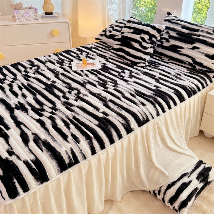 91家纺网 家纺一手货源 找家纺 圣比熊 2025新款兔毛绒床裙法兰绒床垫保护罩牛奶绒床垫法莱绒床单罩-抽条 兔毛绒抽条-梦幻墨白