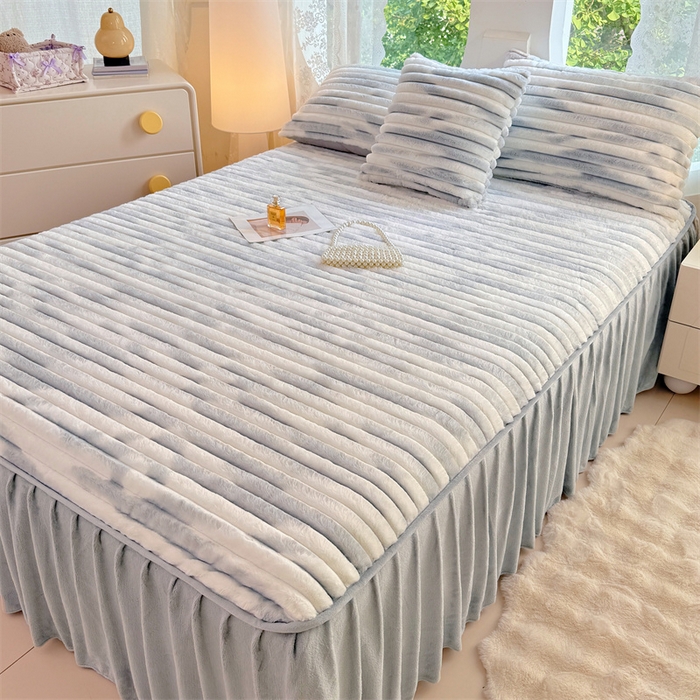 91家纺网 家纺一手货源 找家纺 圣比熊 2025新款兔毛绒床裙法兰绒床垫保护罩牛奶绒床垫法莱绒床单罩-抽条 兔毛绒抽条-梦幻浅灰