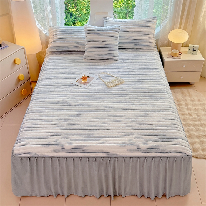 91家纺网 家纺一手货源 找家纺 圣比熊 2025新款兔毛绒床裙法兰绒床垫保护罩牛奶绒床垫法莱绒床单罩-抽条 兔毛绒抽条-梦幻浅灰