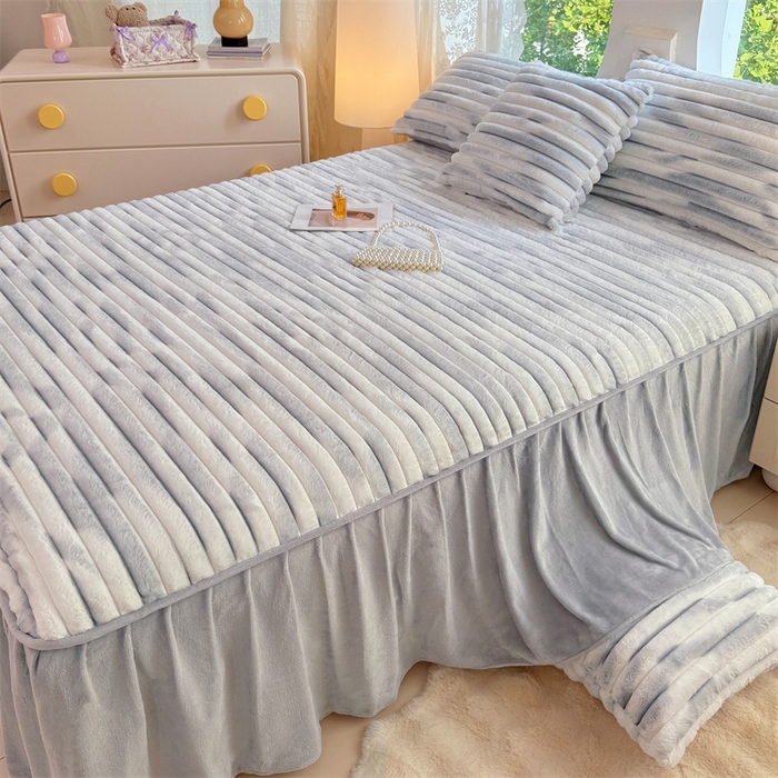 91家纺网 家纺一手货源 找家纺 圣比熊 2025新款兔毛绒床裙法兰绒床垫保护罩牛奶绒床垫法莱绒床单罩-抽条 兔毛绒抽条-梦幻浅灰