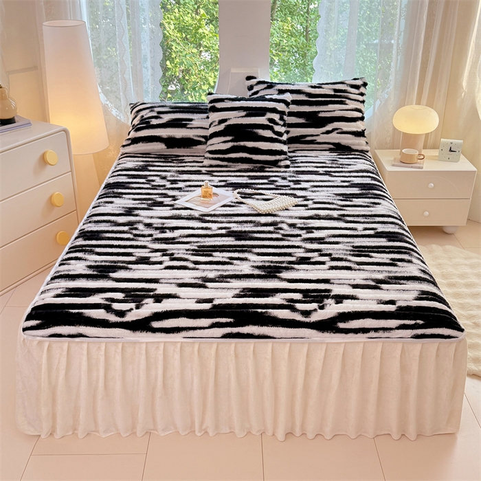 91家纺网 家纺一手货源 找家纺 圣比熊 2025新款兔毛绒床裙法兰绒床垫保护罩牛奶绒床垫法莱绒床单罩-抽条 兔毛绒抽条-梦幻墨白