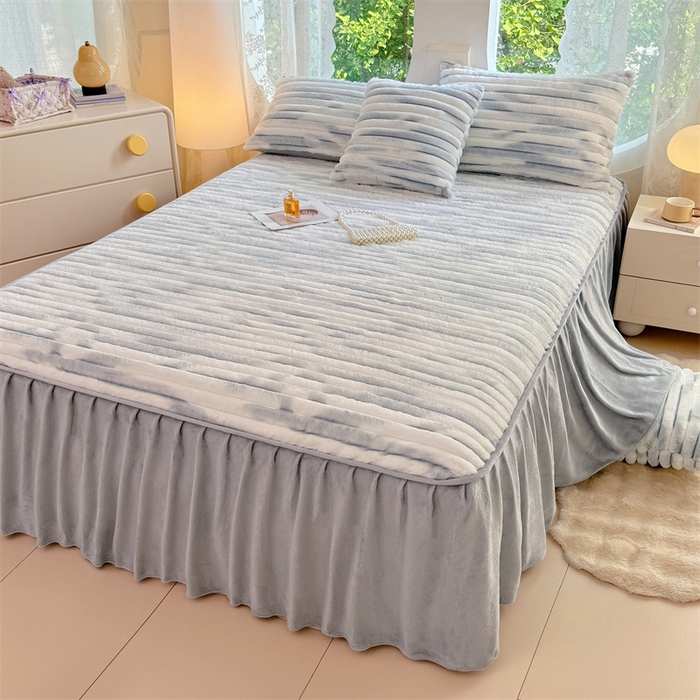 91家纺网 家纺一手货源 找家纺 圣比熊 2025新款兔毛绒床裙法兰绒床垫保护罩牛奶绒床垫法莱绒床单罩-抽条 兔毛绒抽条-梦幻浅灰