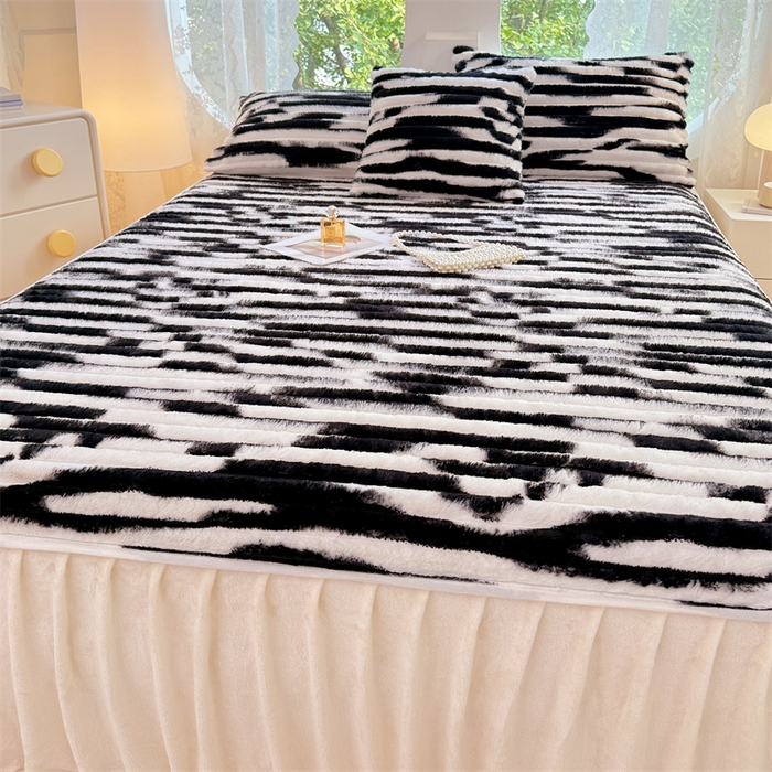 91家纺网 家纺一手货源 找家纺 圣比熊 2025新款兔毛绒床裙法兰绒床垫保护罩牛奶绒床垫法莱绒床单罩-抽条 兔毛绒抽条-梦幻墨白