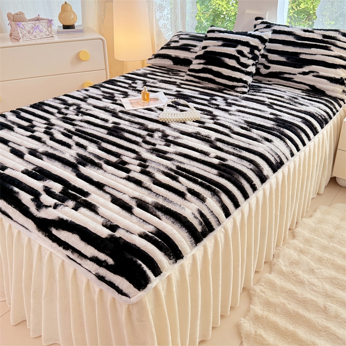 91家纺网 家纺一手货源 找家纺 圣比熊 2025新款兔毛绒床裙法兰绒床垫保护罩牛奶绒床垫法莱绒床单罩-抽条 兔毛绒抽条-梦幻墨白