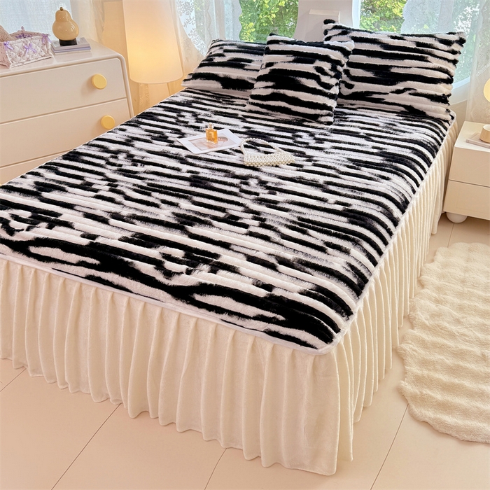 91家纺网 家纺一手货源 找家纺 圣比熊 2025新款兔毛绒床裙法兰绒床垫保护罩牛奶绒床垫法莱绒床单罩-抽条 兔毛绒抽条-梦幻墨白