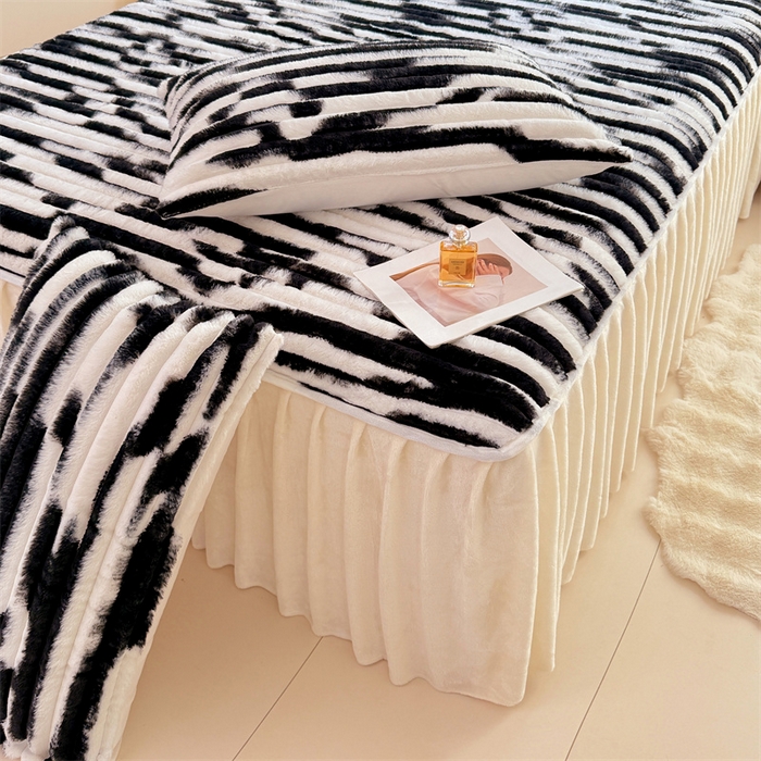 91家纺网 家纺一手货源 找家纺 圣比熊 2025新款兔毛绒床裙法兰绒床垫保护罩牛奶绒床垫法莱绒床单罩-抽条 兔毛绒抽条-梦幻墨白