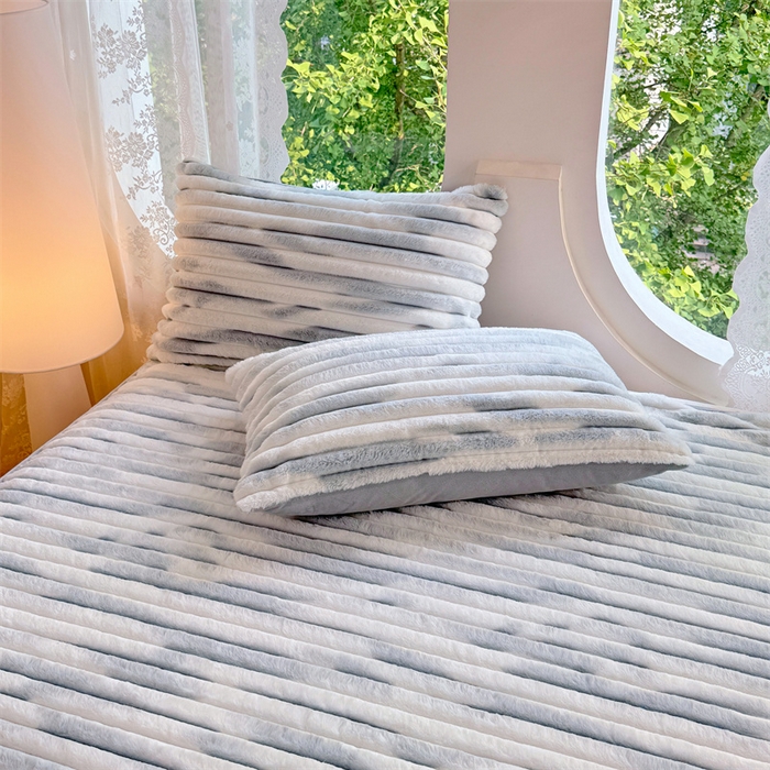 91家纺网 家纺一手货源 找家纺 圣比熊 2025新款兔毛绒床裙法兰绒床垫保护罩牛奶绒床垫法莱绒床单罩-抽条 兔毛绒抽条-梦幻浅灰