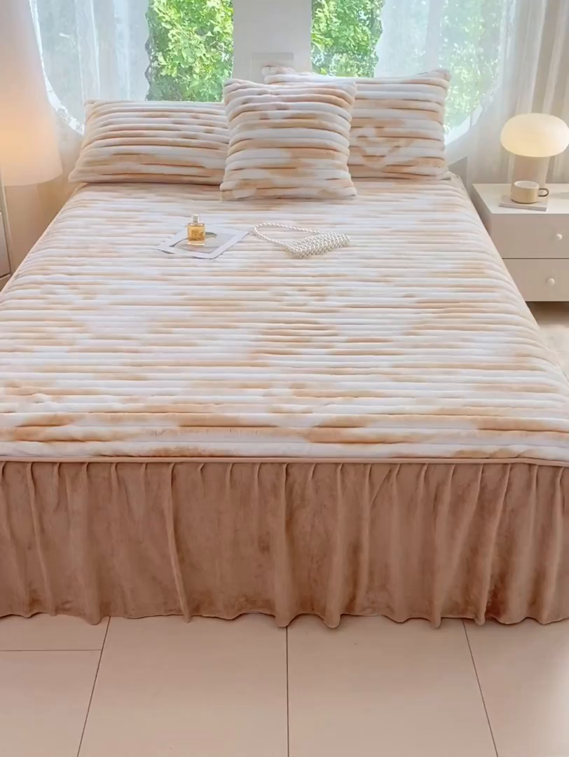 91家纺网 家纺一手货源 找家纺 圣比熊 2025新款兔毛绒床裙法兰绒床垫保护罩牛奶绒床垫法莱绒床单罩-抽条 兔毛绒抽条-梦幻奶咖