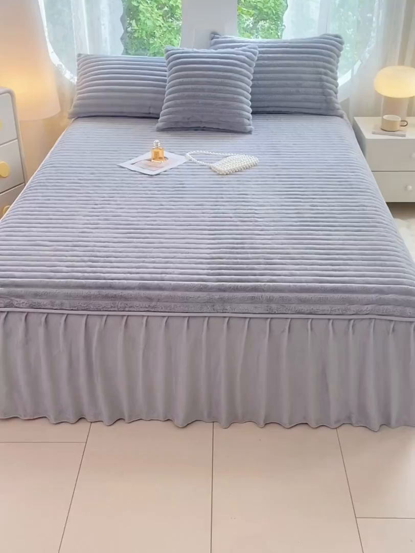 91家纺网 家纺一手货源 找家纺 圣比熊 2025新款兔毛绒床裙法兰绒床垫保护罩牛奶绒床垫法莱绒床单罩-抽条 兔毛绒抽条-烟雨灰