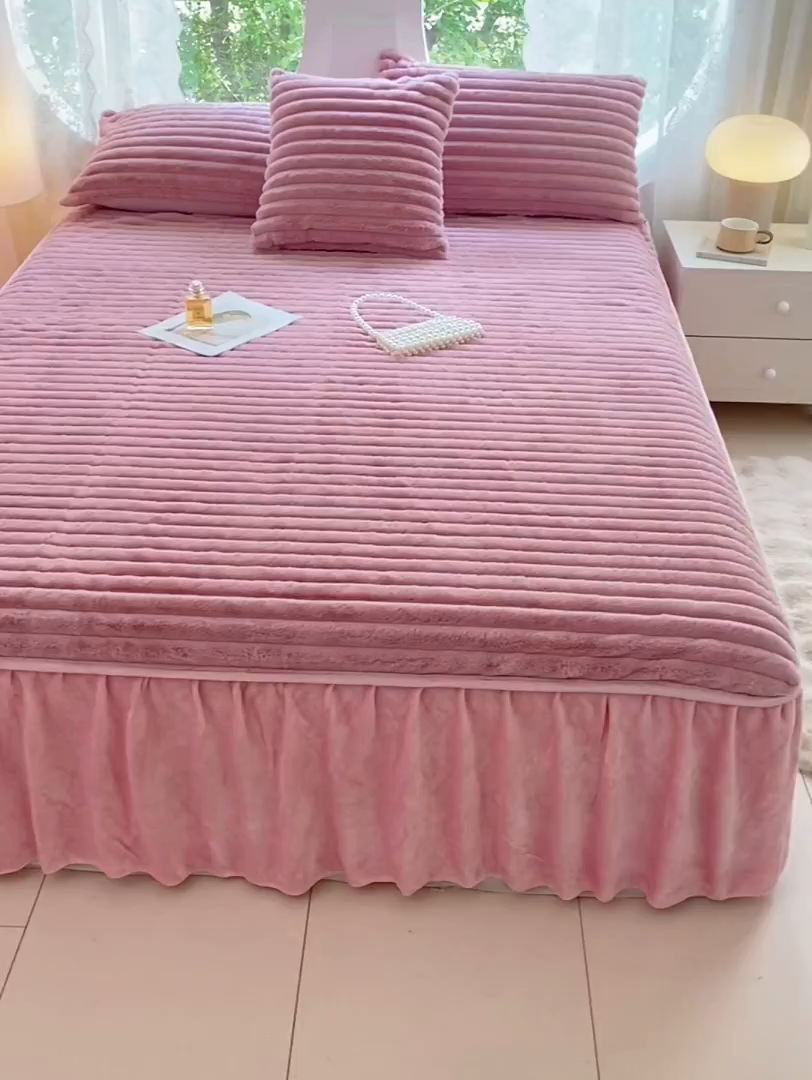 91家纺网 家纺一手货源 找家纺 圣比熊 2025新款兔毛绒床裙法兰绒床垫保护罩牛奶绒床垫法莱绒床单罩-抽条 兔毛绒抽条-云梦粉