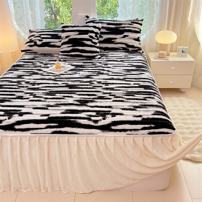 91家纺网 家纺一手货源 找家纺 圣比熊 2025新款兔毛绒床裙法兰绒床垫保护罩牛奶绒床垫法莱绒床单罩-抽条 兔毛绒抽条-梦幻墨白