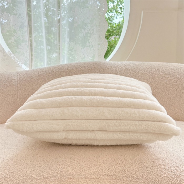 91家纺网 家纺一手货源 找家纺 圣比熊 2025新款兔毛绒抱枕套法兰绒枕套宿舍枕芯套法莱绒枕头套-抽条 兔毛绒抽条-晨曦白