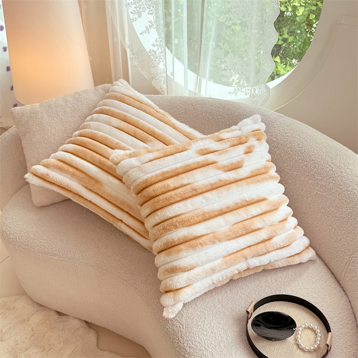 91家纺网 家纺一手货源 找家纺 圣比熊 2025新款兔毛绒抱枕套法兰绒枕套宿舍枕芯套法莱绒枕头套-抽条 兔毛绒抽条-梦幻奶咖