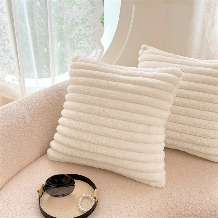 91家纺网 家纺一手货源 找家纺 圣比熊 2025新款兔毛绒抱枕套法兰绒枕套宿舍枕芯套法莱绒枕头套-抽条 兔毛绒抽条-晨曦白