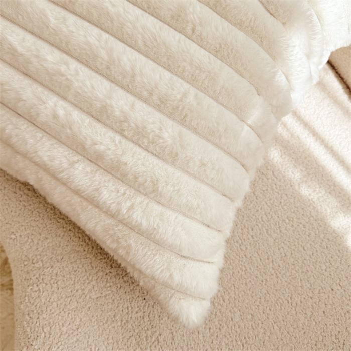 91家纺网 家纺一手货源 找家纺 圣比熊 2025新款兔毛绒抱枕套法兰绒枕套宿舍枕芯套法莱绒枕头套-抽条 兔毛绒抽条-晨曦白