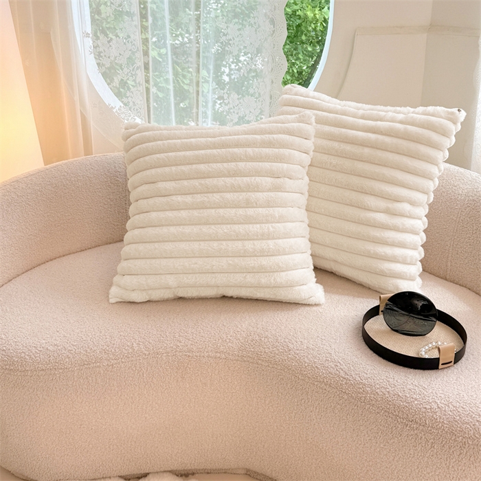 91家纺网 家纺一手货源 找家纺 圣比熊 2025新款兔毛绒抱枕套法兰绒枕套宿舍枕芯套法莱绒枕头套-抽条 兔毛绒抽条-晨曦白