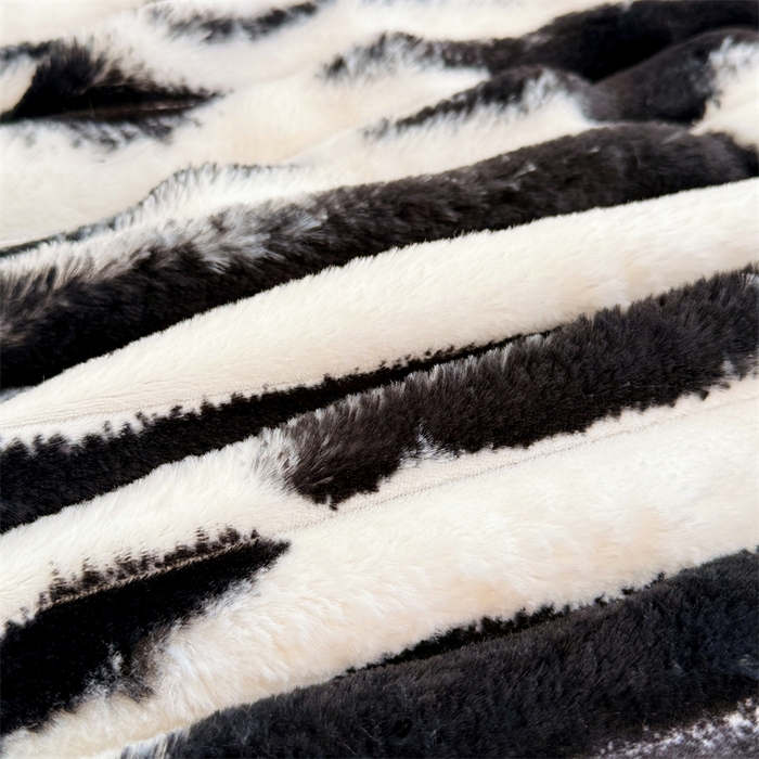 91家纺网 家纺一手货源 找家纺 圣比熊 2025新款兔毛绒抱枕套法兰绒枕套宿舍枕芯套法莱绒枕头套-抽条 兔毛绒抽条-梦幻墨白