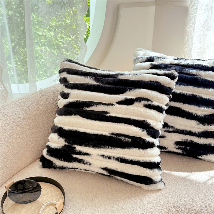 91家纺网 家纺一手货源 找家纺 圣比熊 2025新款兔毛绒抱枕套法兰绒枕套宿舍枕芯套法莱绒枕头套-抽条 兔毛绒抽条-梦幻墨白