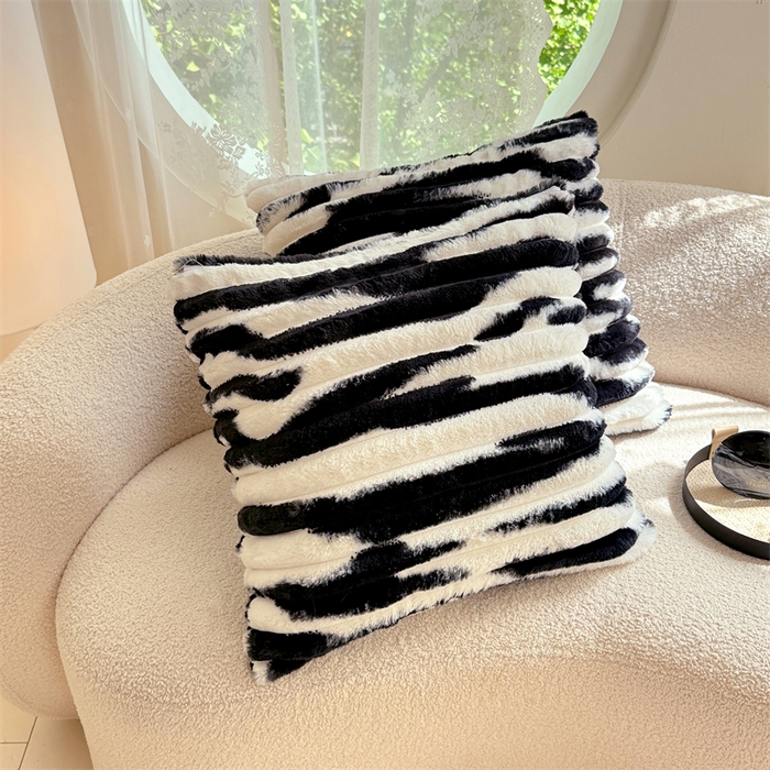 91家纺网 家纺一手货源 找家纺 圣比熊 2025新款兔毛绒抱枕套法兰绒枕套宿舍枕芯套法莱绒枕头套-抽条 兔毛绒抽条-梦幻墨白