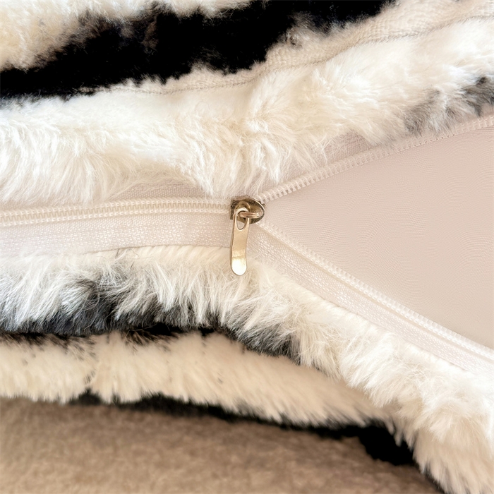 91家纺网 家纺一手货源 找家纺 圣比熊 2025新款兔毛绒抱枕套法兰绒枕套宿舍枕芯套法莱绒枕头套-抽条 兔毛绒抽条-梦幻墨白