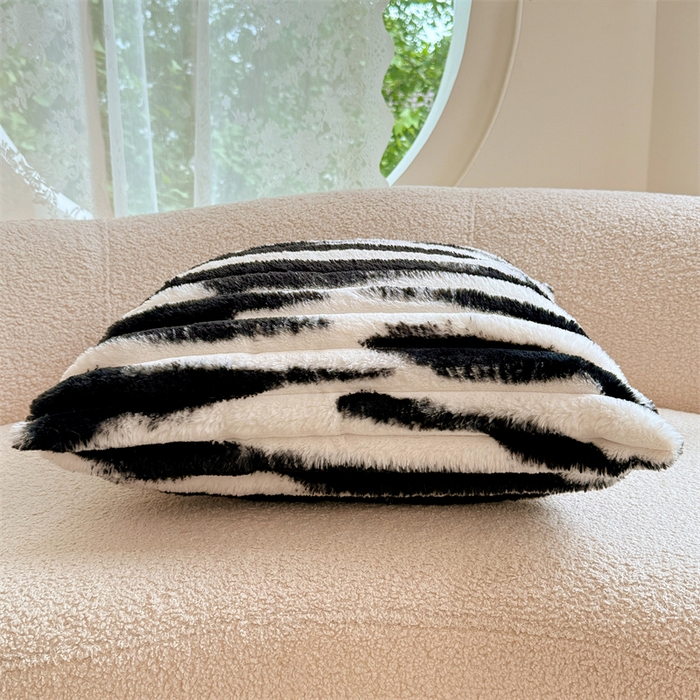 91家纺网 家纺一手货源 找家纺 圣比熊 2025新款兔毛绒抱枕套法兰绒枕套宿舍枕芯套法莱绒枕头套-抽条 兔毛绒抽条-梦幻墨白