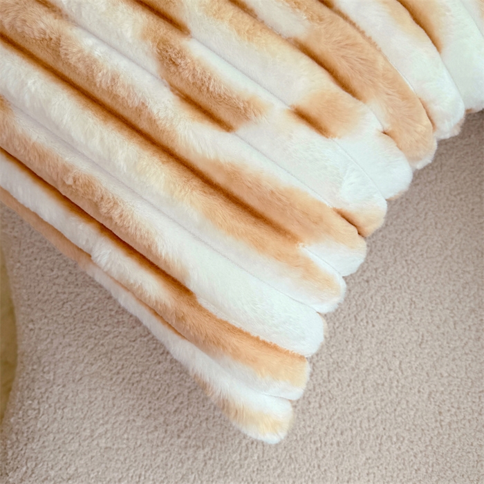 91家纺网 家纺一手货源 找家纺 圣比熊 2025新款兔毛绒抱枕套法兰绒枕套宿舍枕芯套法莱绒枕头套-抽条 兔毛绒抽条-梦幻奶咖