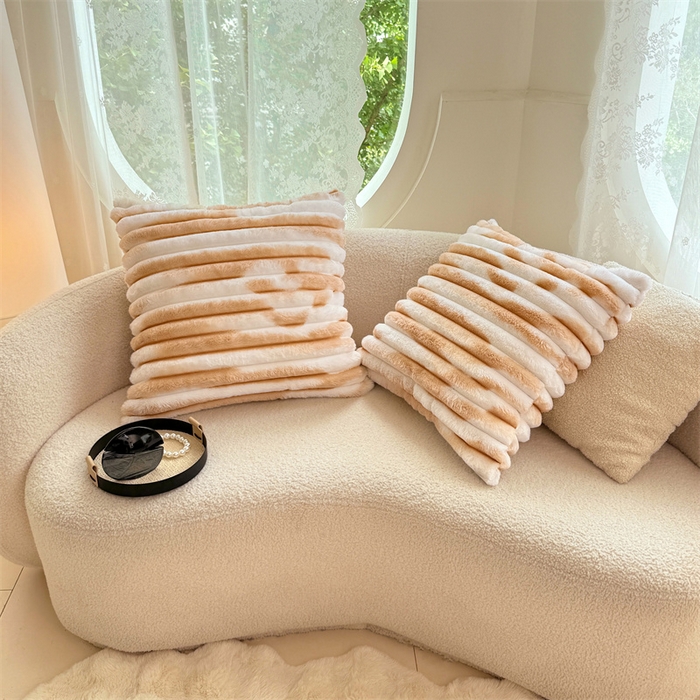 91家纺网 家纺一手货源 找家纺 圣比熊 2025新款兔毛绒抱枕套法兰绒枕套宿舍枕芯套法莱绒枕头套-抽条 兔毛绒抽条-梦幻奶咖