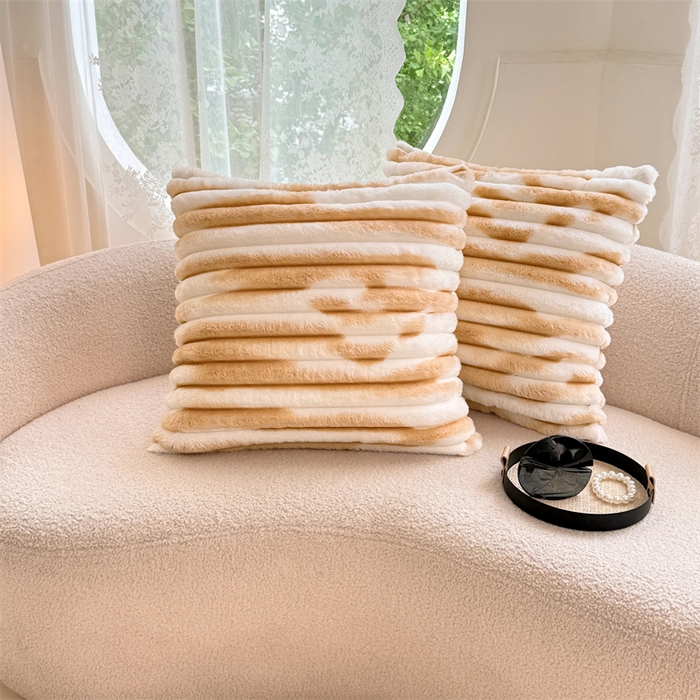 91家纺网 家纺一手货源 找家纺 圣比熊 2025新款兔毛绒抱枕套法兰绒枕套宿舍枕芯套法莱绒枕头套-抽条 兔毛绒抽条-梦幻奶咖