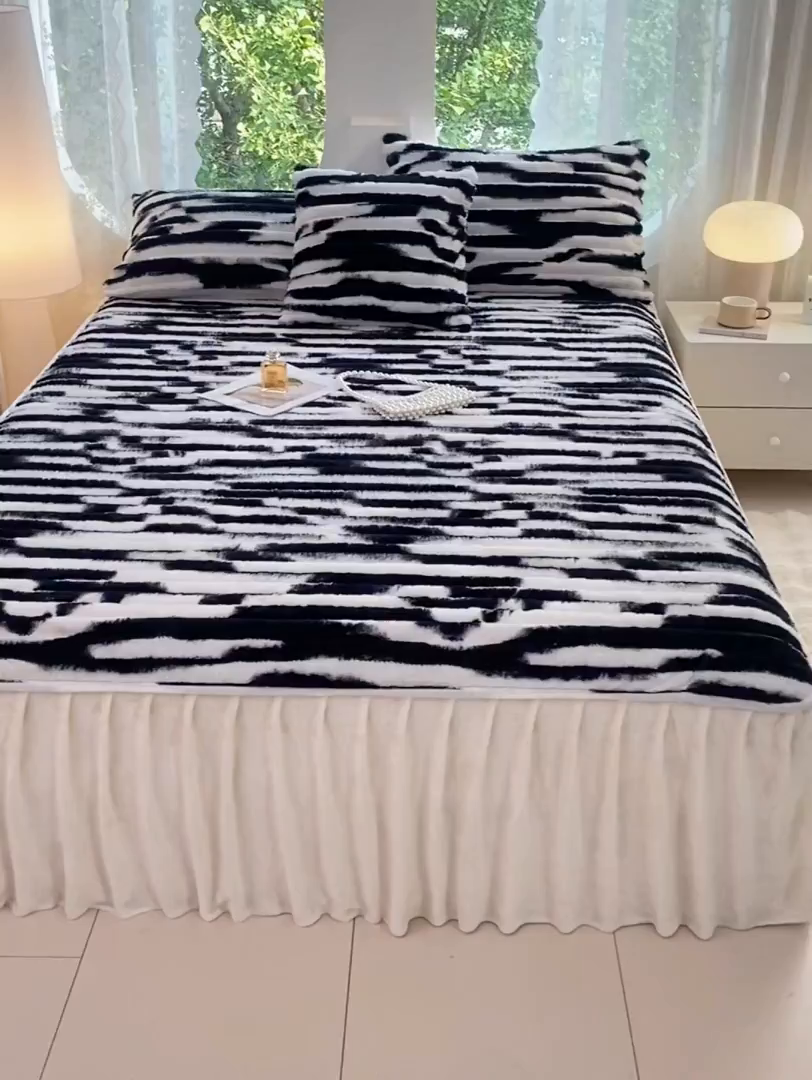 91家纺网 家纺一手货源 找家纺 圣比熊 2025新款兔毛绒床裙法兰绒床垫保护罩牛奶绒床垫法莱绒床单罩-抽条 兔毛绒抽条-梦幻墨白