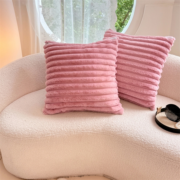 91家纺网 家纺一手货源 找家纺 圣比熊 2025新款兔毛绒抱枕套法兰绒枕套宿舍枕芯套法莱绒枕头套-抽条 兔毛绒抽条-云梦粉