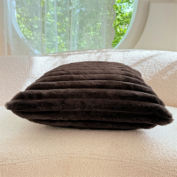 91家纺网 家纺一手货源 找家纺 圣比熊 2025新款兔毛绒抱枕套法兰绒枕套宿舍枕芯套法莱绒枕头套-抽条 兔毛绒抽条-咖啡色