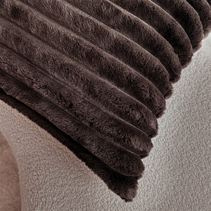 91家纺网 家纺一手货源 找家纺 圣比熊 2025新款兔毛绒抱枕套法兰绒枕套宿舍枕芯套法莱绒枕头套-抽条 兔毛绒抽条-咖啡色