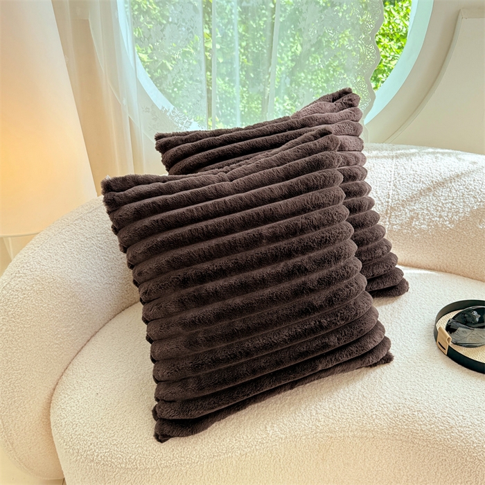 91家纺网 家纺一手货源 找家纺 圣比熊 2025新款兔毛绒抱枕套法兰绒枕套宿舍枕芯套法莱绒枕头套-抽条 兔毛绒抽条-咖啡色