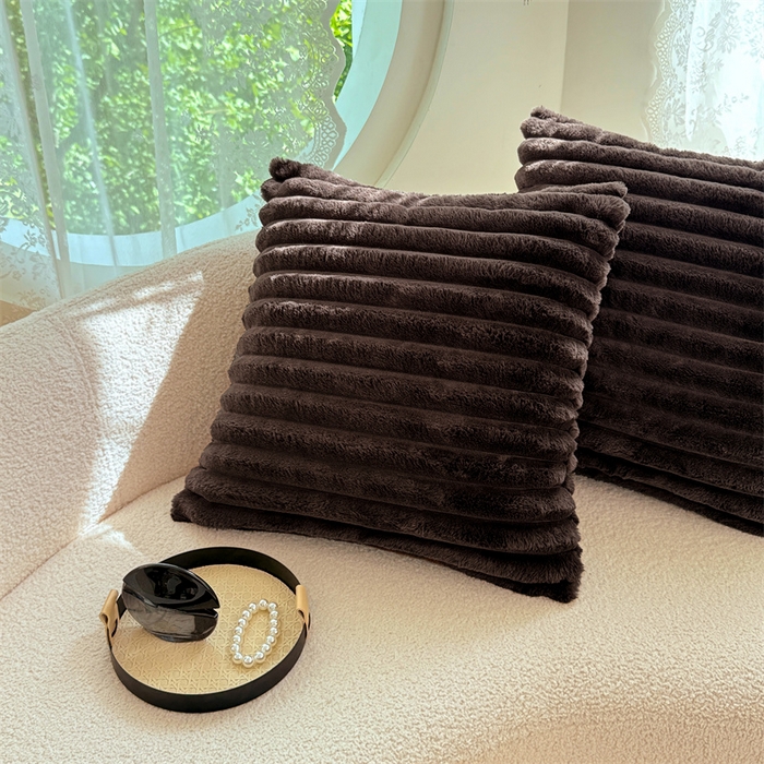 91家纺网 家纺一手货源 找家纺 圣比熊 2025新款兔毛绒抱枕套法兰绒枕套宿舍枕芯套法莱绒枕头套-抽条 兔毛绒抽条-咖啡色