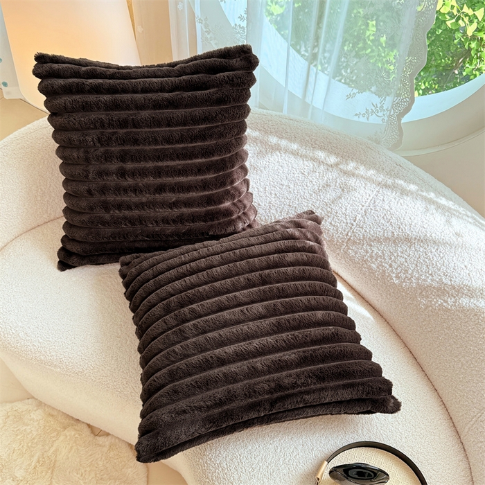 91家纺网 家纺一手货源 找家纺 圣比熊 2025新款兔毛绒抱枕套法兰绒枕套宿舍枕芯套法莱绒枕头套-抽条 兔毛绒抽条-咖啡色