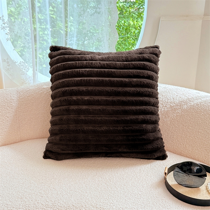 91家纺网 家纺一手货源 找家纺 圣比熊 2025新款兔毛绒抱枕套法兰绒枕套宿舍枕芯套法莱绒枕头套-抽条 兔毛绒抽条-咖啡色