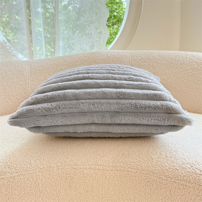 91家纺网 家纺一手货源 找家纺 圣比熊 2025新款兔毛绒抱枕套法兰绒枕套宿舍枕芯套法莱绒枕头套-抽条 兔毛绒抽条-烟雨灰