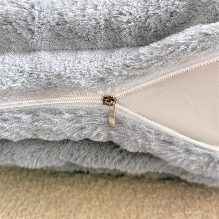 91家纺网 家纺一手货源 找家纺 圣比熊 2025新款兔毛绒抱枕套法兰绒枕套宿舍枕芯套法莱绒枕头套-抽条 兔毛绒抽条-烟雨灰