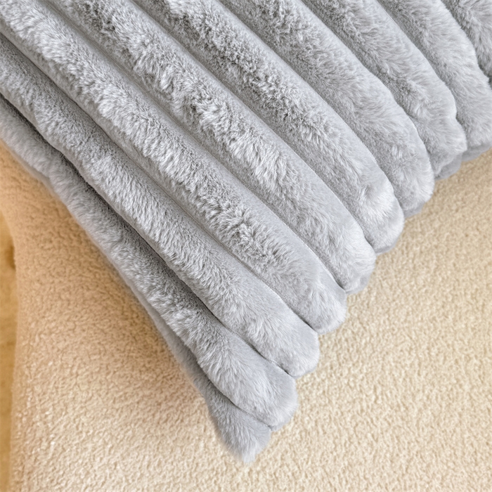 91家纺网 家纺一手货源 找家纺 圣比熊 2025新款兔毛绒抱枕套法兰绒枕套宿舍枕芯套法莱绒枕头套-抽条 兔毛绒抽条-烟雨灰