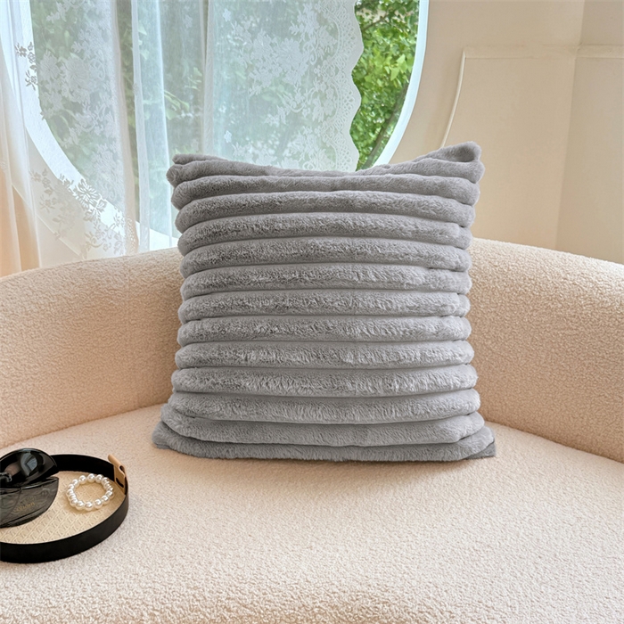 91家纺网 家纺一手货源 找家纺 圣比熊 2025新款兔毛绒抱枕套法兰绒枕套宿舍枕芯套法莱绒枕头套-抽条 兔毛绒抽条-烟雨灰