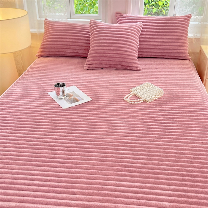 91家纺网 家纺一手货源 找家纺 梦舒羽 2025新款法莱绒床裙法兰绒床垫保护罩牛奶绒兔毛绒床垫床单罩-抽条 法莱绒抽条-云梦粉