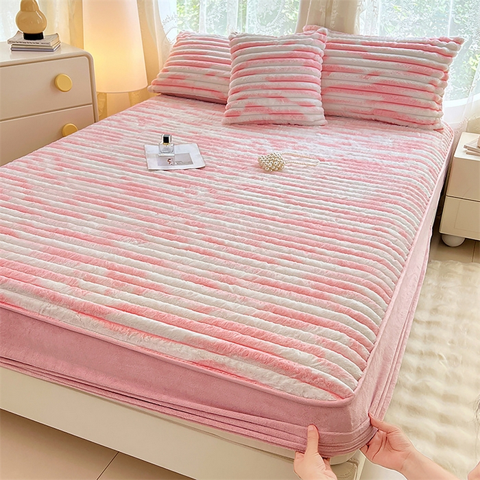 91家纺网 家纺一手货源 找家纺 圣比熊 2025新款兔毛绒床笠床垫法兰绒保护套牛奶绒席梦思法莱绒床垫套-抽条 兔毛绒抽条-梦幻樱粉